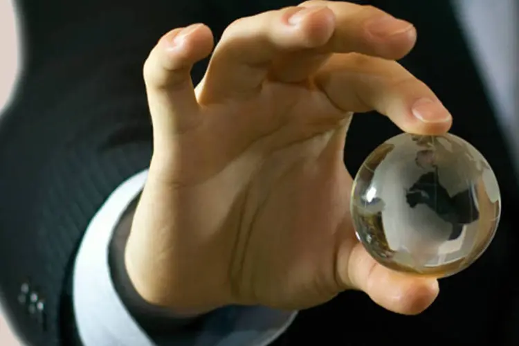 Executivo segunrando um globo de cristal (Stock.XCHNG)