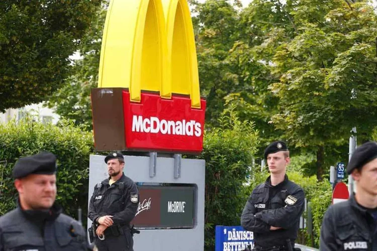 Policiais fazem segurança em frente a local de ataque em Munique (Reuters)