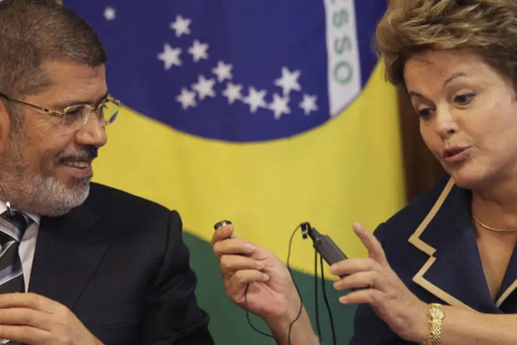 A presidente do Brasil, Dilma Rousseff, e o presidente do Egito, Mohamed Mursi: de 2002 a 2012, o volume de comércio entre Brasil e Egito cresceu sete vezes, evoluindo de US$ 410 milhões para US$ 2,96 bilhões. (REUTERS/Ueslei Marcelino)