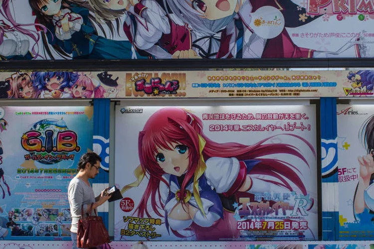 
	Mural com propagandas de animes e mang&aacute;s no Jap&atilde;o: prostitui&ccedil;&atilde;o infantil foi reduzida, mas o material ped&oacute;filo e pornogr&aacute;fico aumentou, principalmente online
 (Getty Images / Chris McGrath)