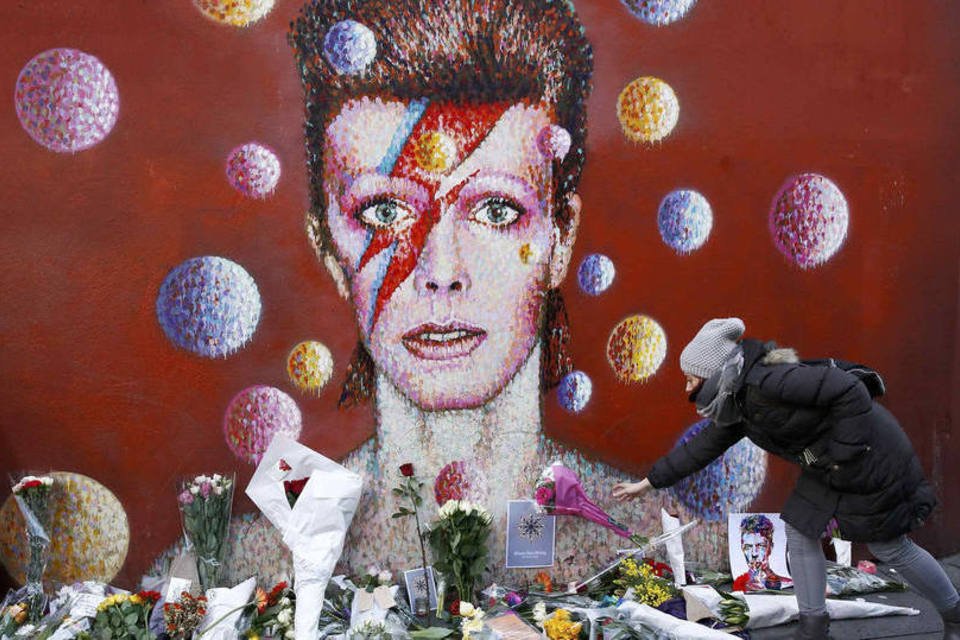 Admiradores de Bowie deixam oferendas em mural em Londres