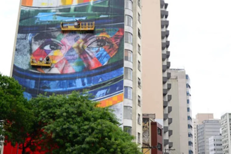 
	Mural em homenagem a Ayrton Senna: al&eacute;m da arte, Kobra tamb&eacute;m personalizou o primeiro A3 Sedan fabricado no Brasil com grafismos relacionados ao piloto
 (Divulgação / A lenda do Brasil)