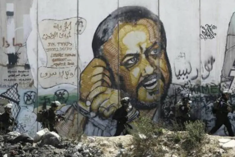 Mural com desenho de Marwan Barghuti, líder do partido Fatah, entre Jerusalém e Ramala (JAAFAR ASHTIYEH/AFP)