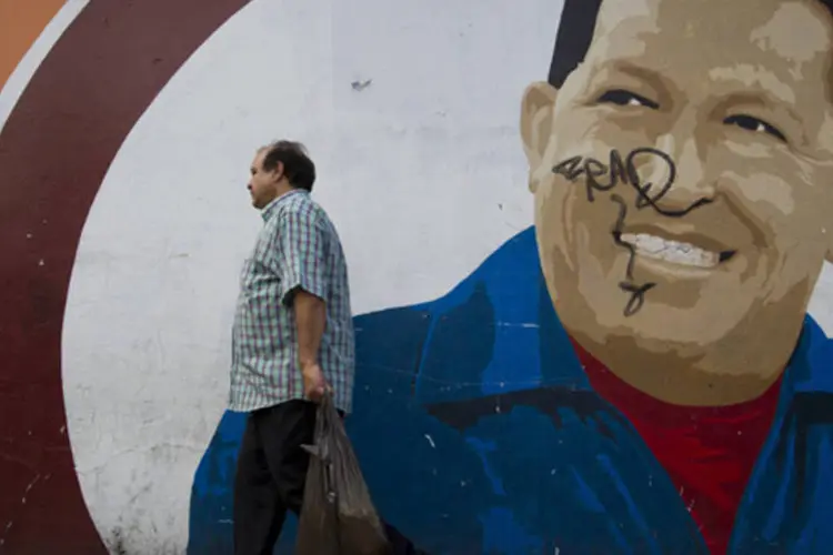 
	Homem passa por muro com imagem do presidente venezuelano: a declara&ccedil;&atilde;o pede especialmente &agrave; comunidade internacional a&nbsp;&quot;respeitar&quot;&nbsp;a decis&atilde;o de adiar sua posse.
 (REUTERS)