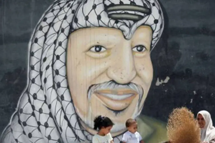 Mural com Yasser Arafat: o sobrinho de Arafat, Nasser al-Qidwa, outro representante da família cujo consentimento é necessário, não deu declarações oficiais até o momento (©AFP / Saif Dahlah)