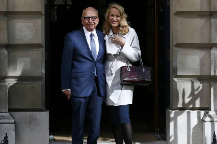 
	Rupert Murdoch e Jerry Hall: o empres&aacute;rio e sua fam&iacute;lia acumulam uma fortuna que a revista Forbes avalia em US$ 11,2 bilh&otilde;es
 (Stefan Wermuth / Reuters)