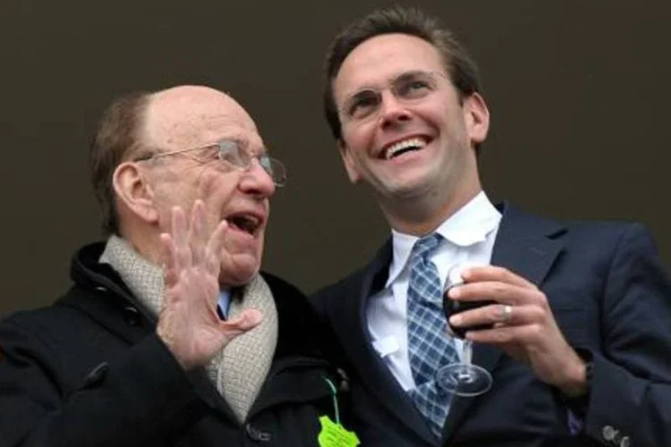 
	Rupert Murdoch (E) e seu filho James: &quot;a fam&iacute;lia &eacute; uma grande acionista no neg&oacute;cio, ent&atilde;o investimos muito no sucesso uns dos outros&quot;
 (ADRIAN DENNIS/AFP)