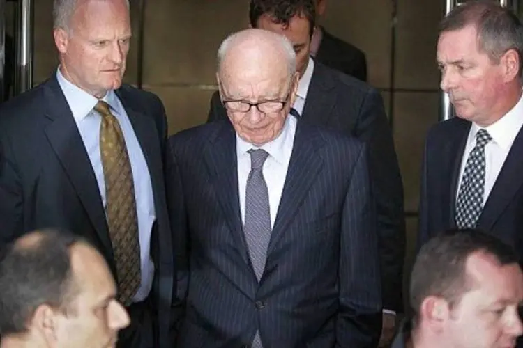 Ao centro, Murdoch: o executivo terá que responder às perguntas dos deputados sobre a violação de celulares de cerca de 4 mil pessoas (Getty Images)