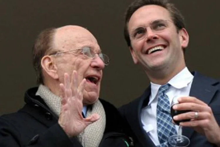 
	O magnata da imprensa, Rupert Murdoch, e seu filho, James: o julgamento deve acontecer apenas em setembro
 (Adrian Dennis/AFP)