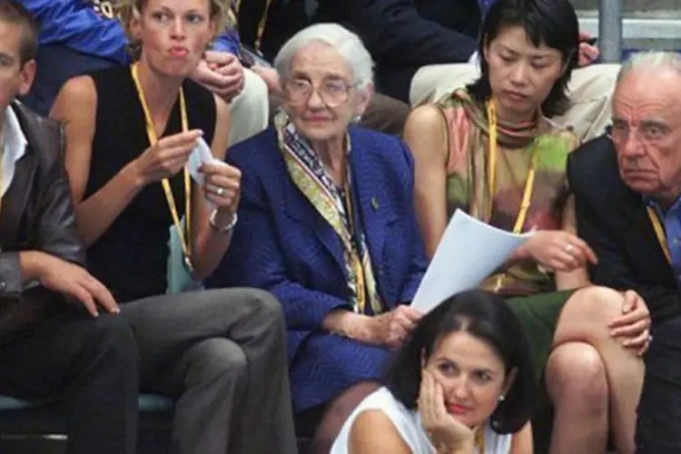 Elizabeth Murdoch (c), a mãe de Rupert Murdoch, assistem a competições nos Jogos Olímpicos de Sydney-2000
 (Jeff Haynes/AFP)