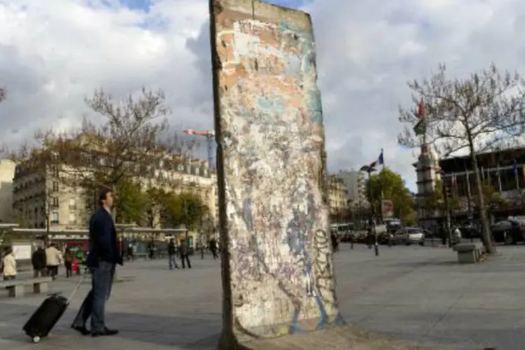 Fragmento do Muro de Berlim é visto em Paris (Kenzo Tribouillard/AFP)