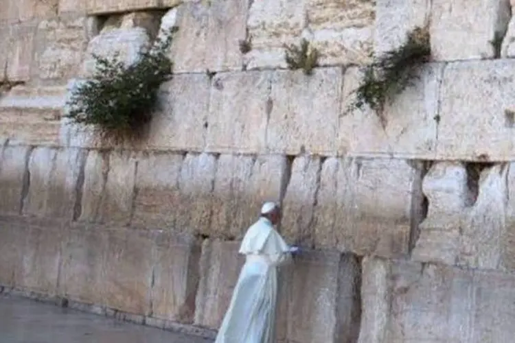 
	Papa Francisco reza no Muro das Lamenta&ccedil;&otilde;es, em Jerusal&eacute;m: papa quer o livre acesso aos Locais Sagrados para &nbsp;judeus, mu&ccedil;ulmanos e crist&atilde;os
 (AFP)