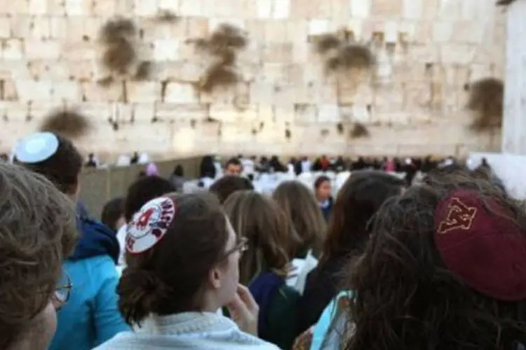 O rabino destacou que a venda de pedaços desse emblemático local da Cidade Antiga de Jerusalém viola uma proibição contida na Torá (Gali Tibbon/AFP)