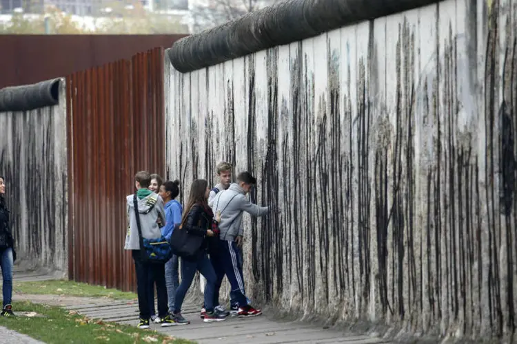 Resquício do Muro de Berlim: reunificação custou até agora cerca de 2 trilhões de euros, diz estudo (Fabrizio Bensch/Reuters)