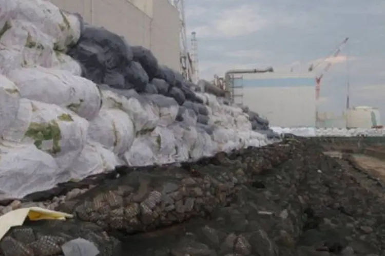 Pedras e sacos de areia fazem uma barreira provisória de proteção na usina de Dai-ichi, na cidade de Okuma (AFP)