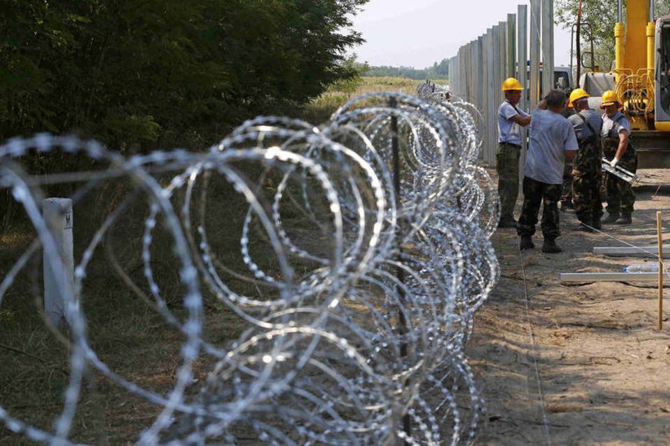 Policiais da Hungria bloqueiam rota de imigrantes