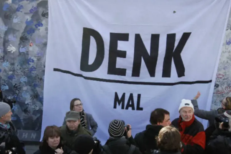 Faixa é fixada durante protesto contra a demolição de parte do Muro de Berlim conhecida como o "East Side Gallery" (REUTERS / Fabrizio Bensch)