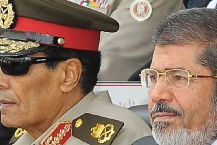 O presidente Mohamed Mursi (D) com o marechal Hussein Tantawi, que comanda o conselho militar: alguns chamaram o decreto de "golpe de Estado constitucional" (AFP)