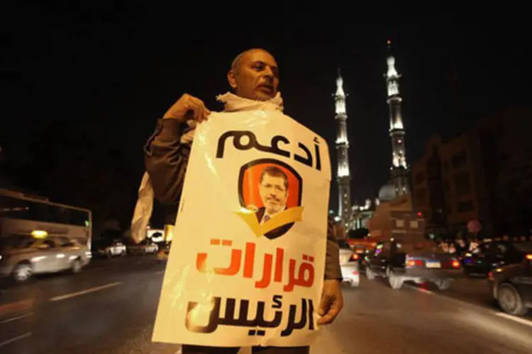 Um partidário da Irmandade Muçulmana e do presidente Mursi, em 9 de dezembro, no Cairo
 (Patrick Baz/AFP)