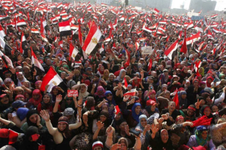 
	Manifestantes contr&aacute;rios ao presidente eg&iacute;pcio, Mohamed Mursi, lotam a pra&ccedil;a Tahrir, no Cairo, 3 de julho de 2013
 (REUTERS / Mohamed Abd El Ghany)