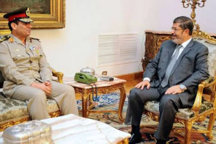 
	Mursi (D) e o novo ministro da Defesa do pa&iacute;s: o general Abdel Fatah al-Sisi ocupa o lugar de um velho marechal que ficou no cargo durante 20 anos no governo Mubarak
 (AFP)