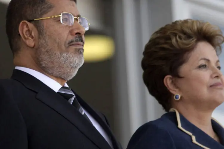 
	A presidente do Brasil, Dilma Rousseff, e o presidente do Egito, Mohamed Mursi:&nbsp;Mursi desejou sorte ao Brasil, na Copa do Mundo de 2014.
 (REUTERS/Ueslei Marcelino)