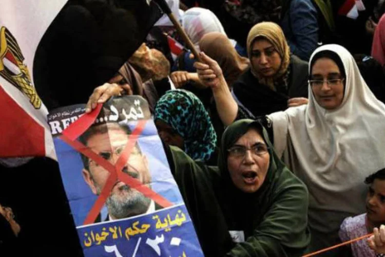 
	Opositores ao presidente eg&iacute;pcio Mohamed Mursi fazem manifesta&ccedil;&atilde;o na frente do pal&aacute;cio presidencial do Cairo: chamada coincide com a de outros grupos de ativistas, que pedem apoio o Ex&eacute;rcito quando for anunciado o fim do ultimato dado a Mursi
 (AFP / Gianluigi Guercia)