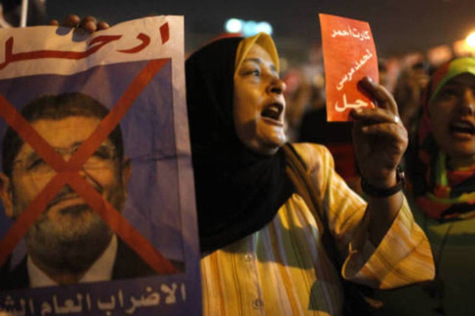 
	Manifestante segura cartaz contra o preisdente Mohamed Mursi: os confrontos est&atilde;o sendo registrados em distintas &aacute;reas do pa&iacute;s.
 (REUTERS/Asmaa Waguih)