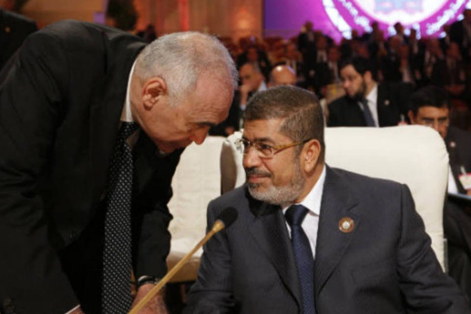 
	O presidente do Egito, Mohamed Mursi (D) fala com o ministro das Rela&ccedil;&otilde;es Exteriores, Mohamed Kamel Amr, durante a abertura da c&uacute;pula da Liga &Aacute;rabe em Doha: &quot;governo se compromete a assumir sua responsabilidade&quot;, diz chefe de governo&nbsp;
 (REUTERS / Ahmed Jadallah)