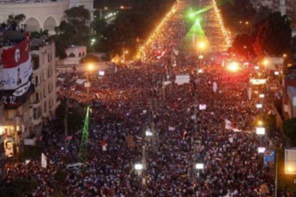 
	As manifesta&ccedil;&otilde;es de domingo terminaram com a morte de seis pessoas em confrontos entre simpatizantes do presidente Mursi e manifestantes opositores
 (AFP)