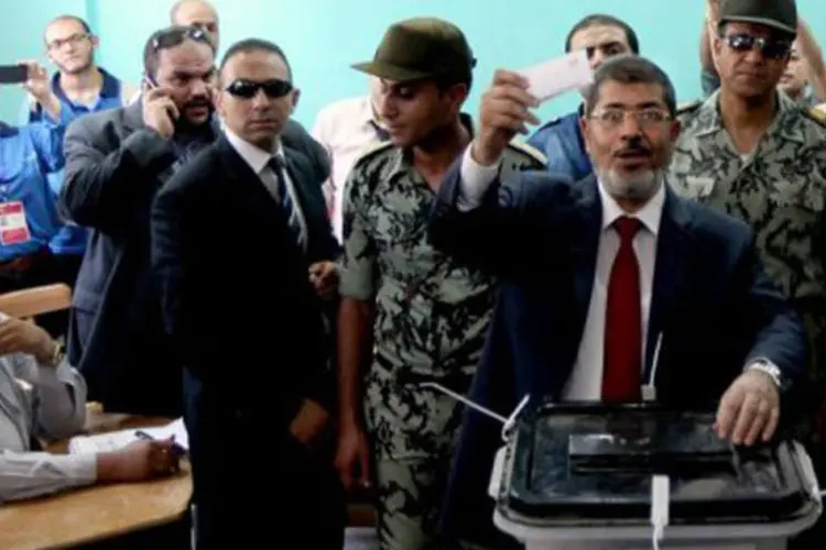 Mohamed Mursi vota: Após sua proclamação como presidente eleito, Mursi manifestou neste domingo sua intenção de retomar as relações com a República Islâmica do Irã (©AFP / Marwan Naamani)