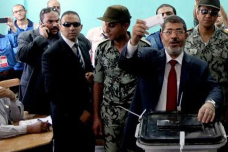 Mohamed Mursi vota: Paralelamente, Mursi advertiu para qualquer falsificação dos resultados eleitorais, cujo segundo turno foi realizado nos dias 16 e 17 de junho (©AFP / Marwan Naamani)