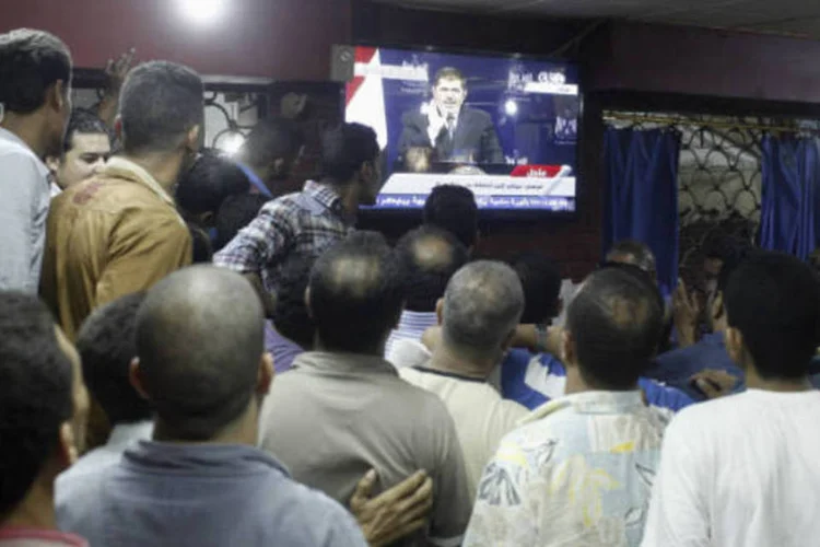 "O preço da preservação da legitimidade é a minha vida", disse Mursi em um inflamado e repetitivo discurso de 45 minutos. "A legitimidade é a única garantia para preservar o país" (REUTERS/Asmaa Waguih)