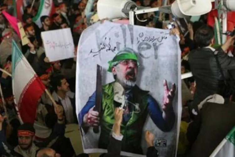 Manifestante a favor do regime atinge imagem de Musavi, líder opositor, com um sapato (AFP)
