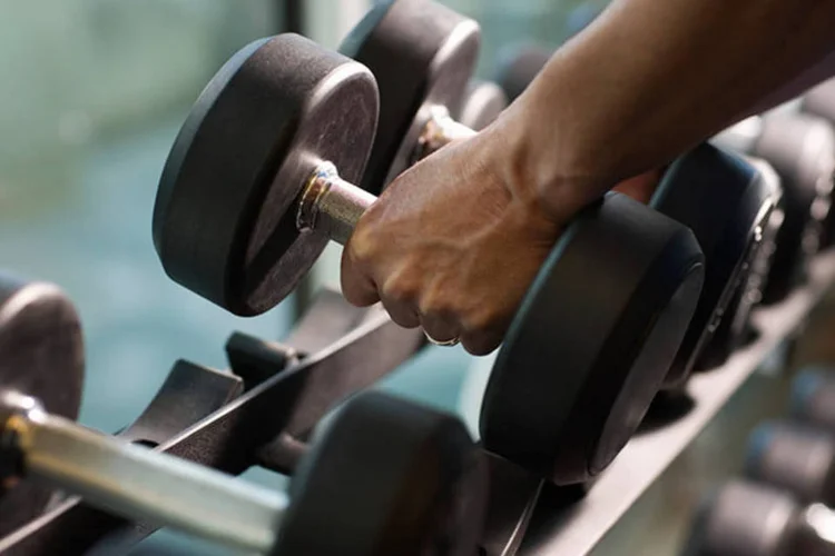 O produto é conhecido por ser usado por pessoas que fazem musculação. (./Thinkstock)