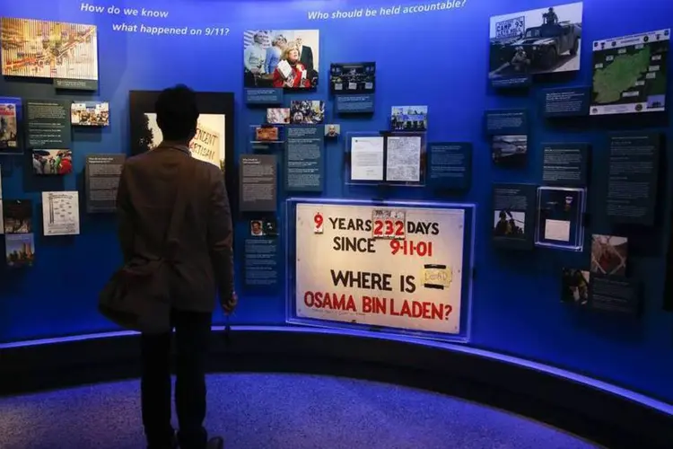 Homem em uma exibição do museu que relembra os ataques de 11 de Setembro de 2001, durante a sua apresentação para a imprensa (Shannon Stapleton/Reuters)