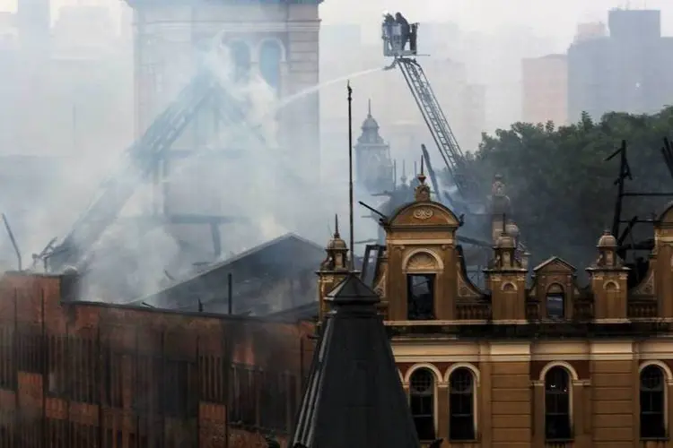 
	Teto do Museu da L&iacute;ngua Portuguesa destru&iacute;do por inc&ecirc;ndio: o temor da Defesa Civil e dos bombeiros &eacute; de que a trepida&ccedil;&atilde;o causada pelas composi&ccedil;&otilde;es prejudique a estrutura
 (REUTERS/Paulo Whitaker)