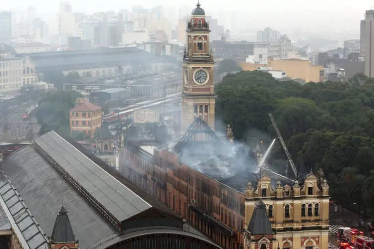 
	Inc&ecirc;ndio no Museu da L&iacute;ngua Portuguesa: morador da zona norte, Cruz nasceu no Br&aacute;s, regi&atilde;o central da capital. A fam&iacute;lia, de nove irm&atilde;os, fugiu do aluguel com ele ainda pequeno
 (Paulo Whitaker/ Reuters)