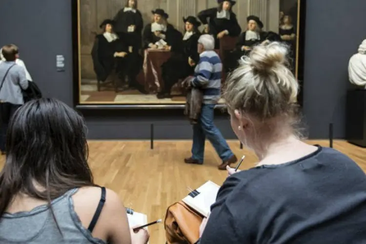 Pessoas desenham no Rijksmuseum, em Amsterdã: campanha para trocar celulares e fotos pelos desenhos (Reprodução/Twitter)