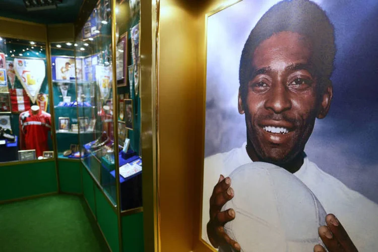 
	Pel&eacute;: n&atilde;o &eacute; raro escutar o som de tiros na cidade, uma das &#39;capitais&#39; dos rebeldes pr&oacute;-R&uacute;ssia, mas o museu, seus muros verdes e amarelos, nas cores da bandeira do Brasil, a est&aacute;tua em bronze de Pel&eacute; e a imensa bola que decora a entrada parecem tirados de um sonho
 (Aleksey Filippov / AFP)
