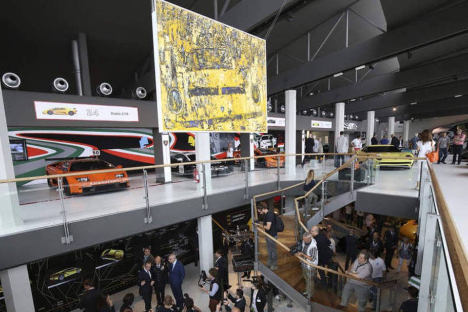 Lamborghini renova museu italiano e celebra 50 anos do Miura