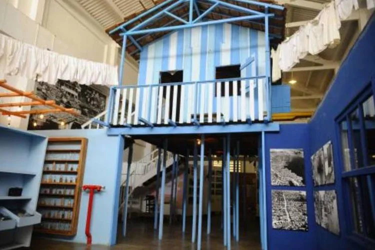 Museu da Maré: um dos galpões, abriga uma réplica de casa de palafita (Tânia Rêgo/Agência Brasil)