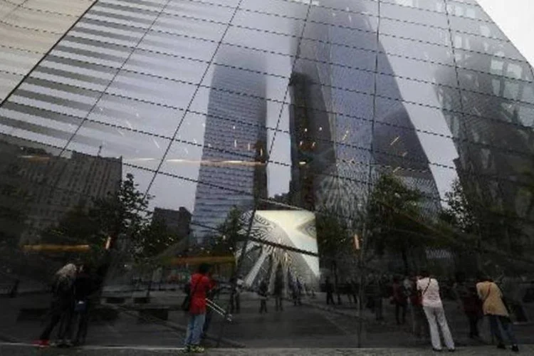 Uma imagem de uma das torres originais do World Trade Center é exibbida em janelas do museu do 11 de Setembro (Behar Anthony/AFP)