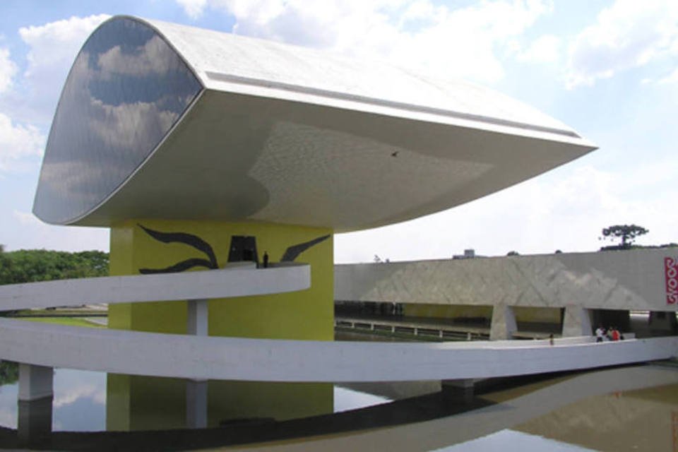 PF entrega 48 obras apreendidas ao Museu Oscar Niemeyer