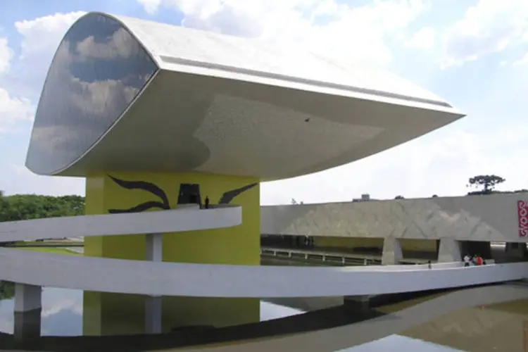 Museu Oscar Niemeyer em Curitiba: “Ele só demorou porque a eternidade também tem sua burocracia, mas agora já tem quem redesenhe a Via Láctea”, completou o arquiteto (Morio/ Wikimedia Commons)