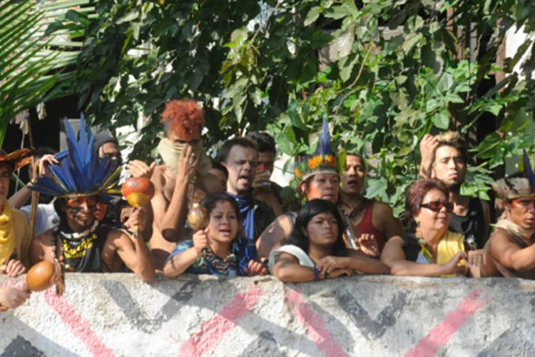 
	Policiais do Batalh&atilde;o de Choque cercaram desde a madrugada o pr&eacute;dio do antigo Museu do &Iacute;ndio: o im&oacute;vel deveria ser desocupado ainda hoje (22), a pedido do governo do Rio, que deseja reformar o local para receber o Museu Ol&iacute;mpico.
 (Tânia Rêgo/ABr)
