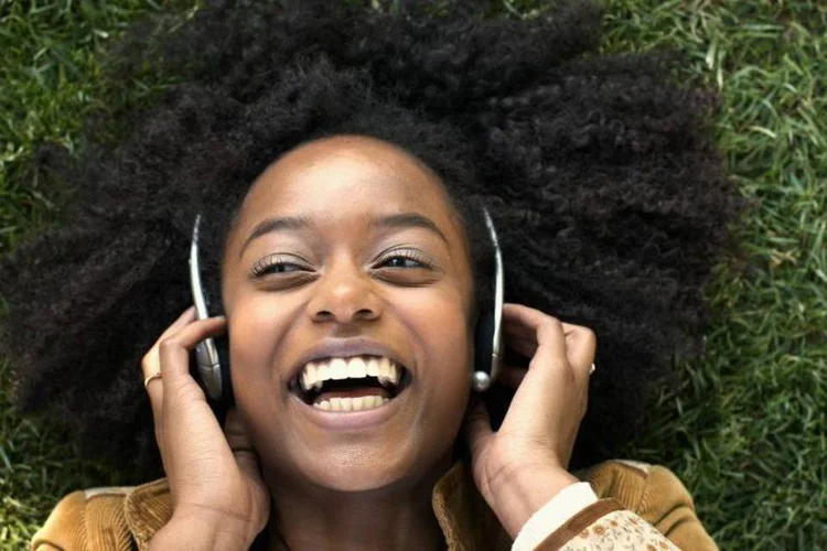 
	Mo&ccedil;a com fones de ouvido: uma sess&atilde;o musical de 5 a 10 minutos antes do expediente &eacute; excelente para a produtividade
 (Thinkstock/MM Productions)