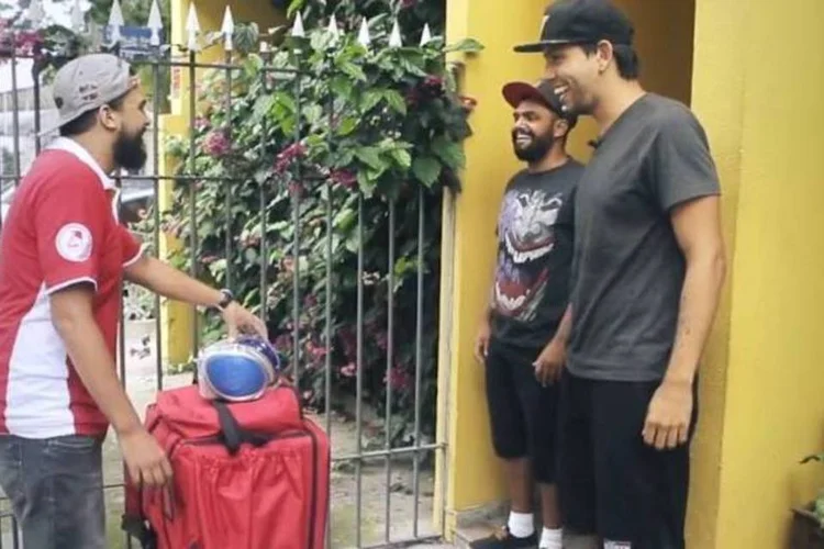 
	O Habib&rsquo;s convidou Lauro Pirata, hexacampe&atilde;o da Rinha de MC&rsquo;s, para fazer a entrega e conferir o pedido feito pela dupla
 (Reprodução/Facebook)
