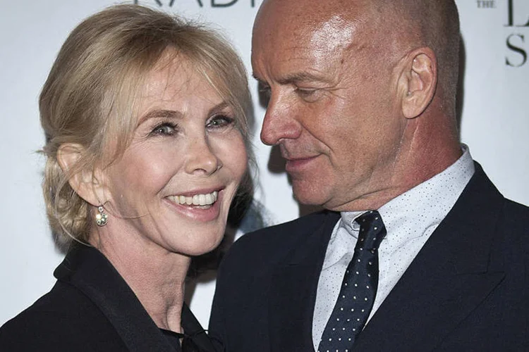 Cantor Sting e sua mulher, Trudie Styler, chegam para estreia da peça "The Last Ship" na Broadway (Carlo Allegri/Reuters)
