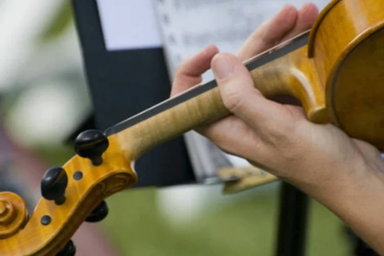 
	Musicista tocando Violino: projeto busca estudar como a m&uacute;sica pode contribuir para o desenvolvimento da dimens&atilde;o espiritual
 (Stock.XCHNG)